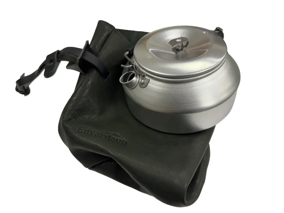EDITION Edvardson kaffekjele 0,9 l med hjorteskinnfutteral